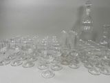 de nombreux verres et carafes sur la table