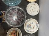 beaucoup d'assiettes et de bols sur la table
