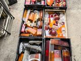 de nombreux récipients contenant divers types d'aliments et de boissons, posés par terre