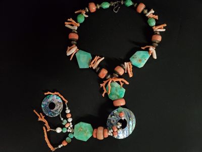 Important collier en pierres dures, perles et disques de nacre, certai - Photo 1