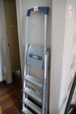 une échelle adossée au mur d'une pièce