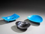 trois bols bleus et une cuillère posés sur un plan de travail gris