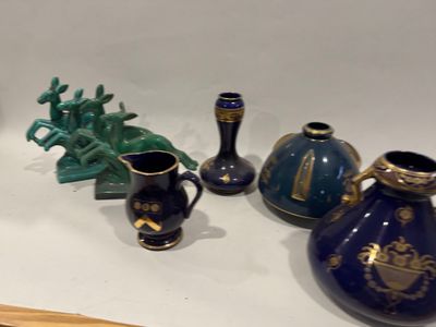 Plusieurs vases sont posés sur une table, à côté d'une cuillère en bois.