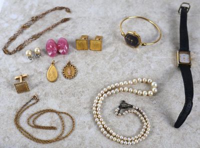 beaucoup de bijoux posés à même le sol