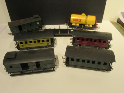 cinq petits trains miniatures posés les uns à côté des autres sur une table