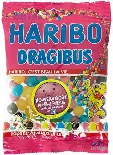 un sachet de bonbons Haribo Dragobus sur fond rose