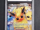 gros plan d'une carte pokemon dans un étui en plastique
