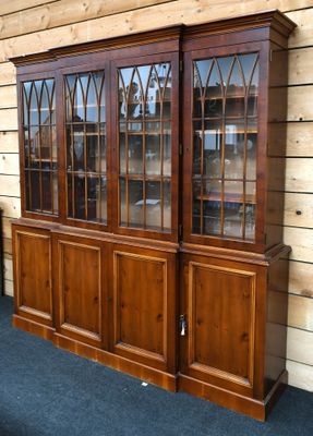une grande armoire en bois munie de portes vitrées