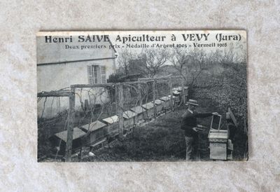une vieille photo d'un très long train qui avance sur les rails