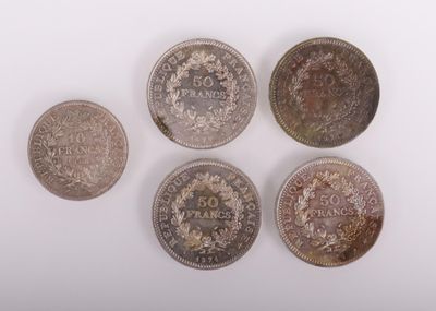 six pièces différentes sont disposées en ligne sur une surface blanche