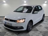 la volkswagen polo blanche est garée sur un carrelage à carreaux
