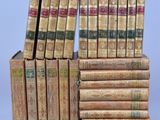 plusieurs vieux livres empilés sur une table