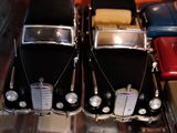 de nombreuses petites voitures exposées dans une vitrine