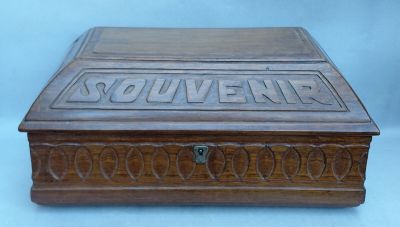 une vieille boîte en bois sur laquelle est inscrit le mot « southern »