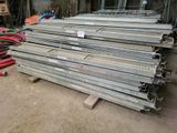une pile de barres d'acier empilées les unes sur les autres