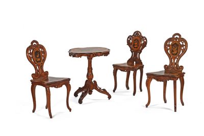 trois chaises en bois et une table sur fond blanc