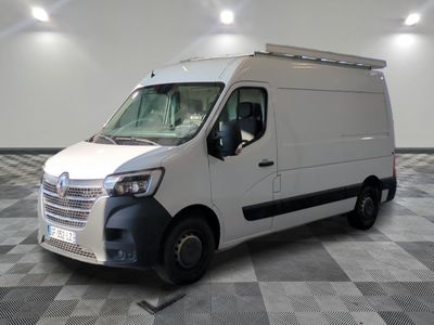 une camionnette blanche garée sur un sol en damier