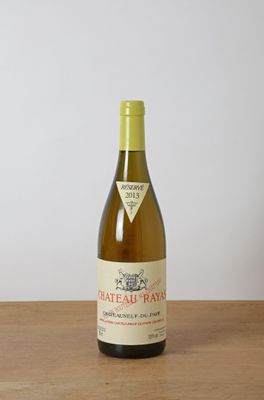 une bouteille de vin posée sur une table