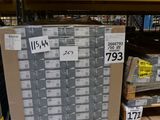une grande pile de cartons posée sur une étagère dans un magasin
