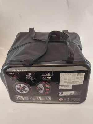 le dos d'un sac noir muni d'une poignée noire, sur un fond blanc