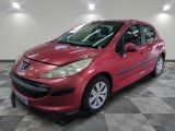 une voiture rouge garée dans un garage au sol en damier