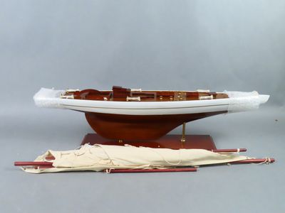 une maquette de bateau exposée sur une table