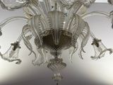 un lustre en verre suspendu au plafond