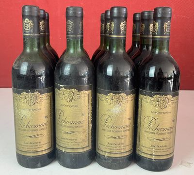 six bouteilles de vin sont alignées sur un comptoir