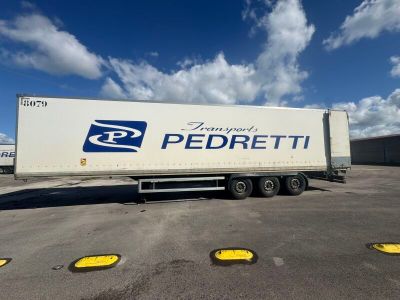 un camion semi-remorque garé dans un parking