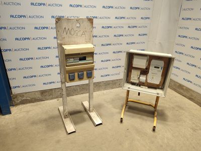 deux vieux téléviseurs exposés dans une pièce