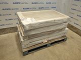 une pile de cartons posée sur une palette