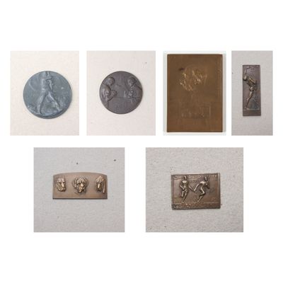 Plusieurs types d'objets métalliques sont exposés sur une surface blanche