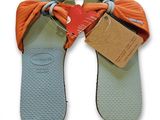une paire de tongs accrochée à un cintre
