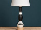 une lampe de table noire et blanche posée sur une table en bois