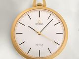 une horloge en or accrochée au mur