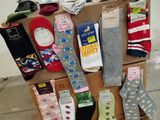 Plusieurs paires de chaussettes sont empilées sur une boîte en carton