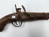 un gros plan d'un pistolet accroché au mur, sur lequel est apposé un autocollant