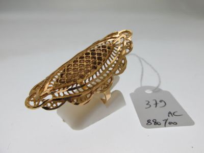 une photo d'une bague plaquée or à laquelle est attachée une étiquette