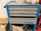 un établi bleu avec des cartons empilés par terre