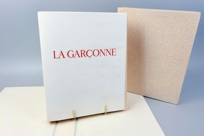 un gros plan sur une carte blanche sur laquelle figure une inscription en rouge
