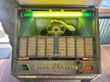 un juke-box équipé d'une horloge