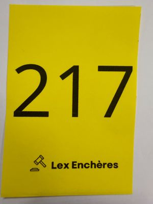 un gros plan d'un panneau jaune sur lequel figure un marteau