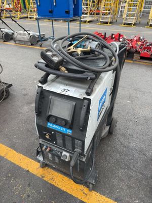 une machine qui est posée par terre sur le parking