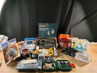 plusieurs objets posés ensemble sur une table