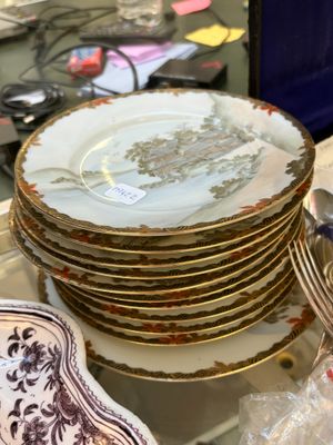 beaucoup d'assiettes empilées sur une table