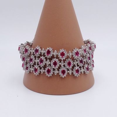 un gros plan sur un bracelet composé de pierres roses et blanches