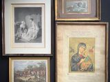 de nombreuses photos encadrées sur le mur de cette pièce
