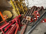 un tas de tuyaux empilés dans une pièce