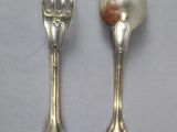 deux cuillères et une fourchette en argent sur une table