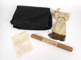 un sac à main noir sur lequel figurent un stylo et quelques mots
